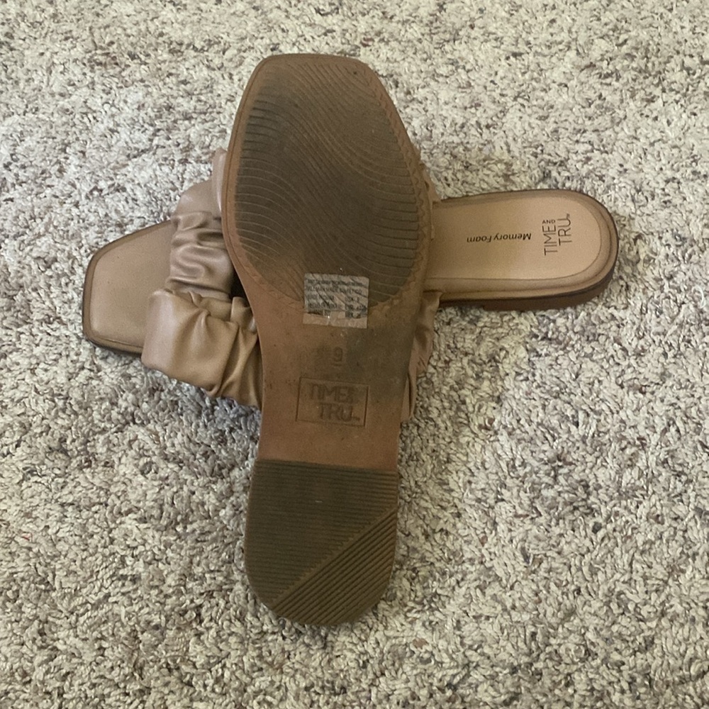 Time and Tru Women’s Ruched Strap Sandal with memory foam footbed size 9 - Picture 6 of 7